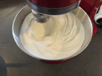 Fouetter votre crème liquide entière à vitesse moyenne