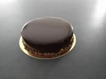 Glaçage miroir noir au cacao