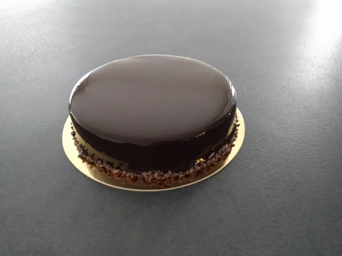 Glaçage miroir noir au cacao