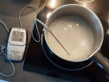 Mettre le sucre et l’eau dans une casserole avec le thermomètre.
