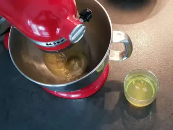Placer la moitié des blancs dans la cuve du robot