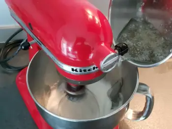 verser le sirop en filet assez gros sur les blancs
