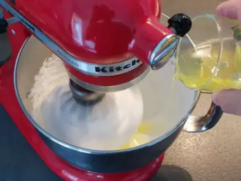 Ajouter la deuxième partie des blancs et le colorant