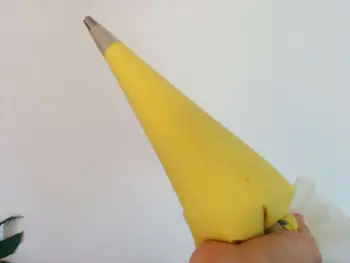 Remplir la poche à douille avec votre appareil à macaron